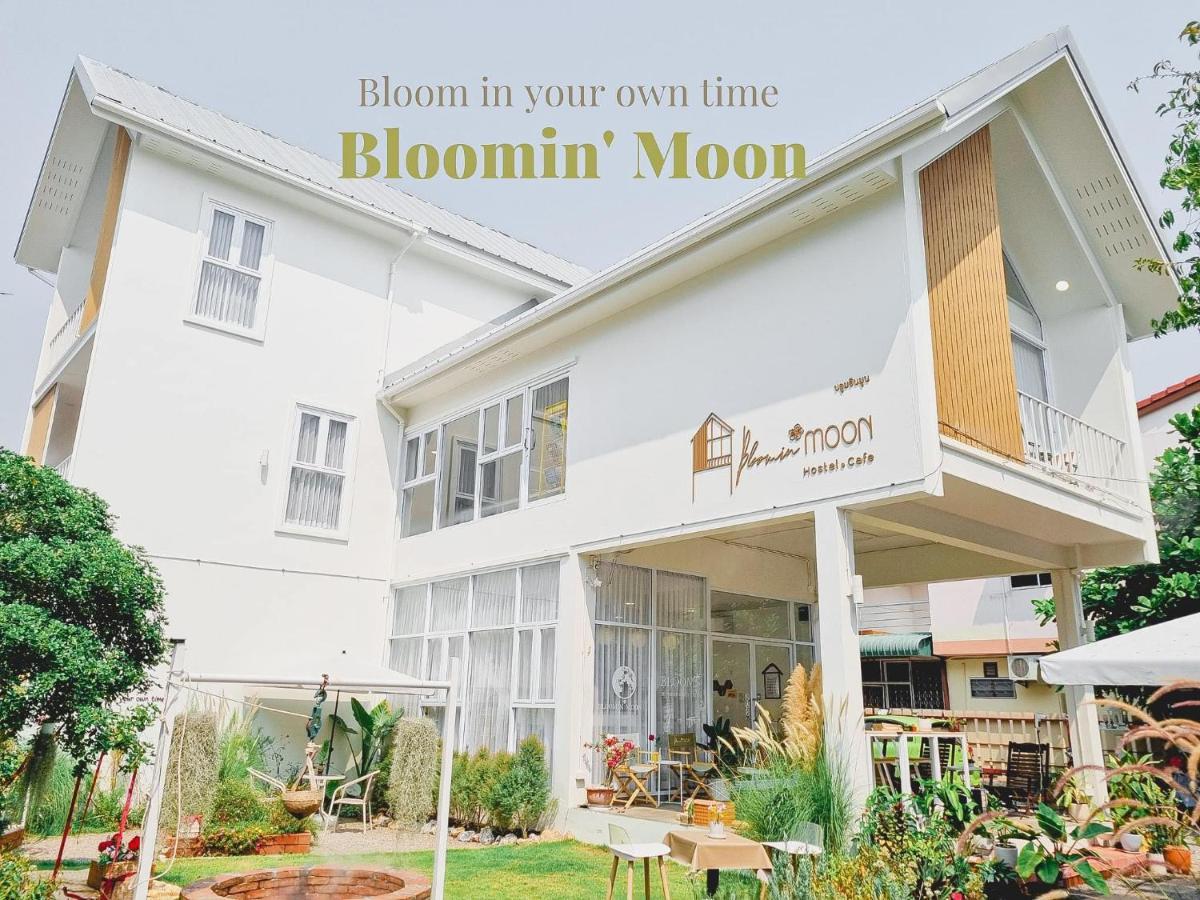 Bloomin' Moon Hostel & Cafe, Chiang Mai Old Town Exterior photo